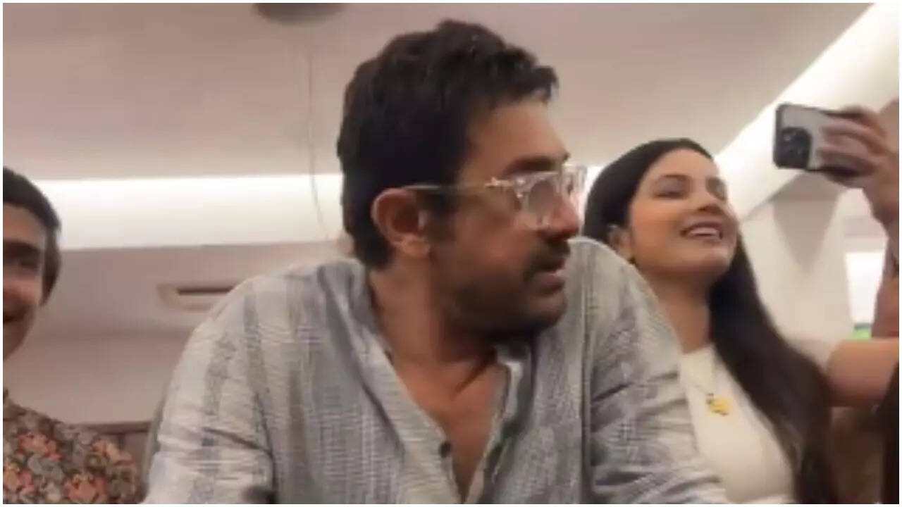 Aamir Khan sings ‘Pehla Nasha’ with team 'Ilu Ilu (1998)'