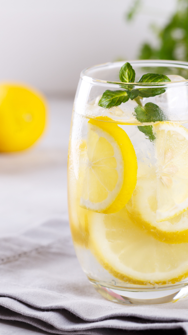 8 benefits of drinking lemon water in the morning