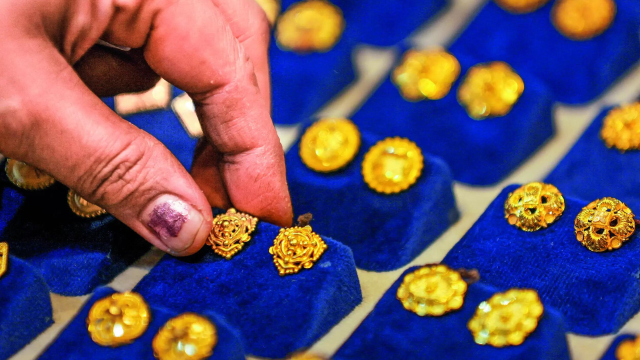 Gold touches record Rs 84,500/10gm