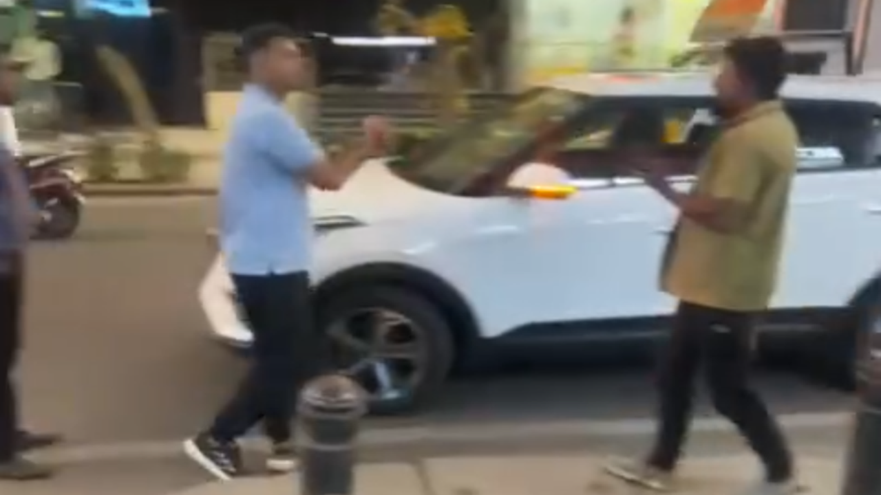 Indranagar ka gunda moment?: Rahul Dravids car collides with auto - watch