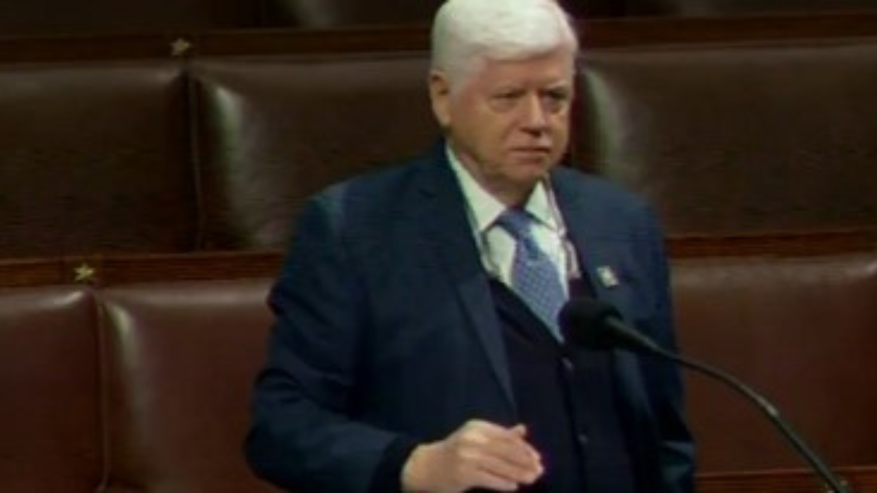 Scray! 76-year-old Rep John Larson freezes mid-speech, team says must be because of new medicine