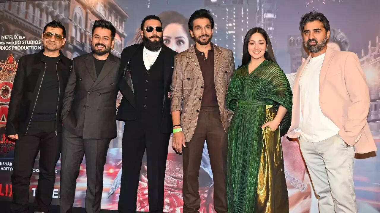 Ranveer steals the spotlight at Dhoom Dhaam screening