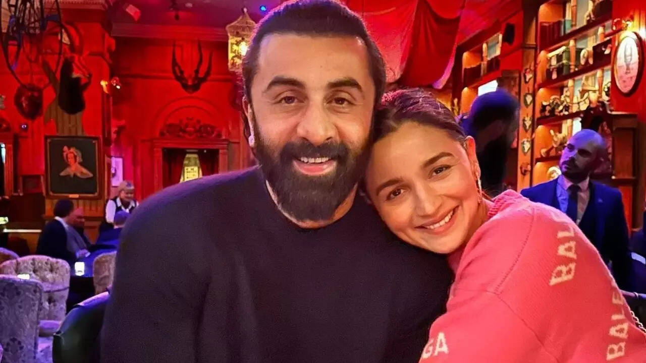Ranbir-Alia celebrate staff member's birthday: VIDEO