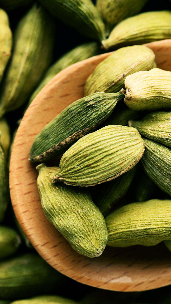 9 benefits of eating one cardamom after dinner regularly