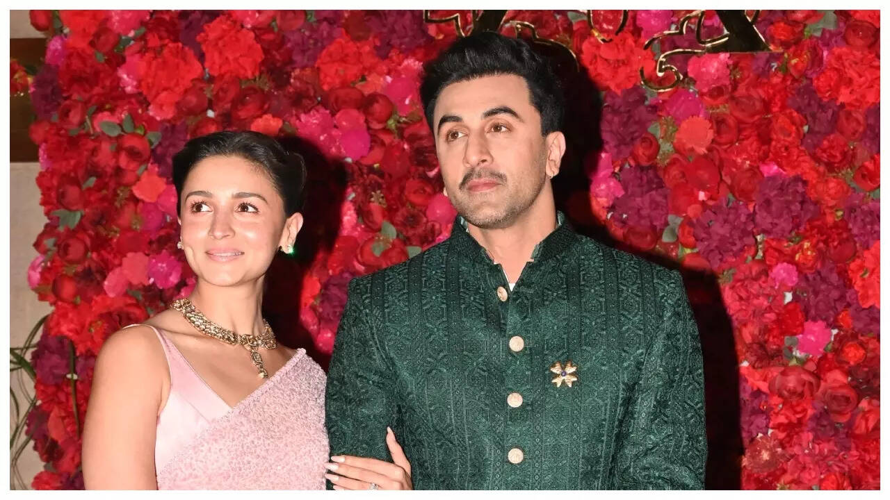 Ranbir refuses to give solo pics; Alia REACTS: WATCH