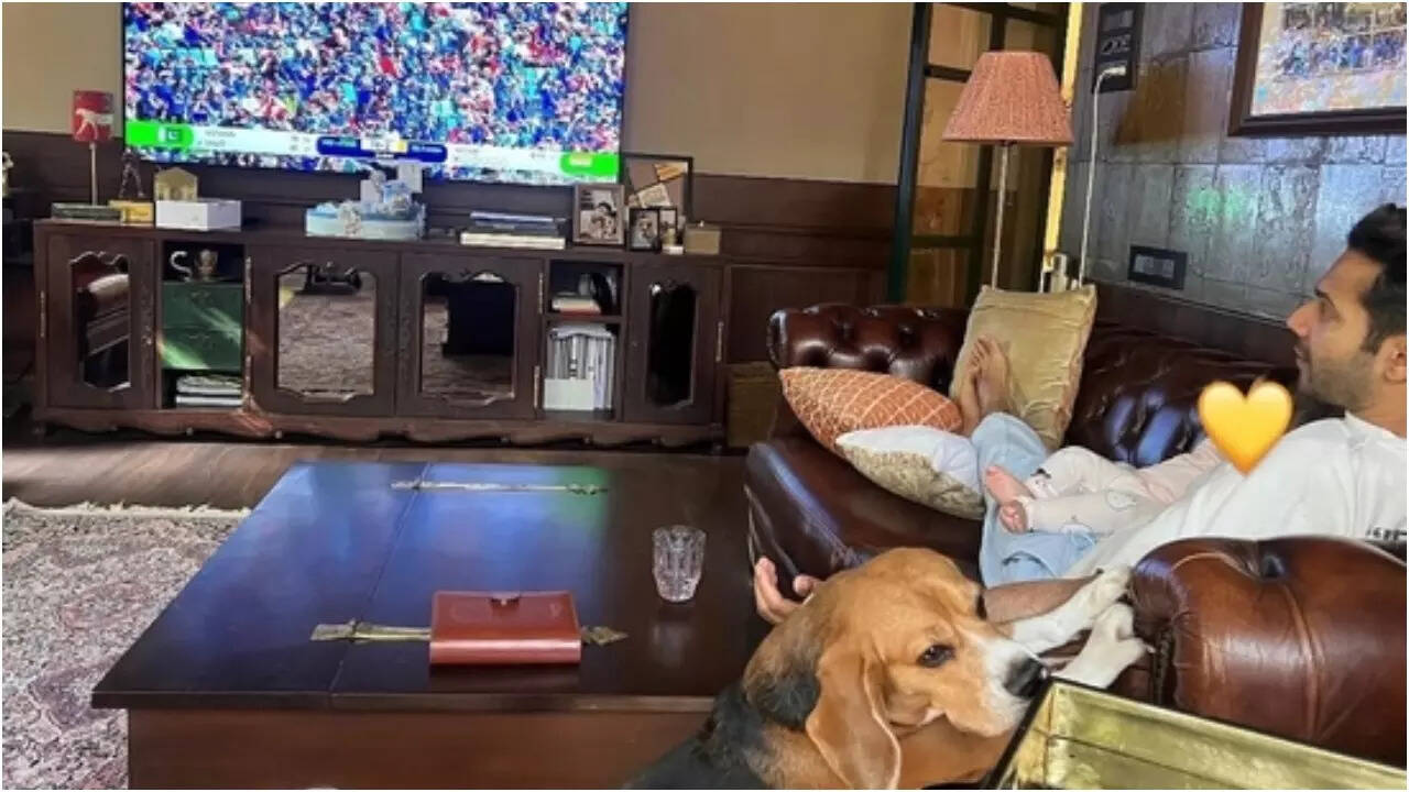 Varun-daughter Lara enjoy India-Pak match at home