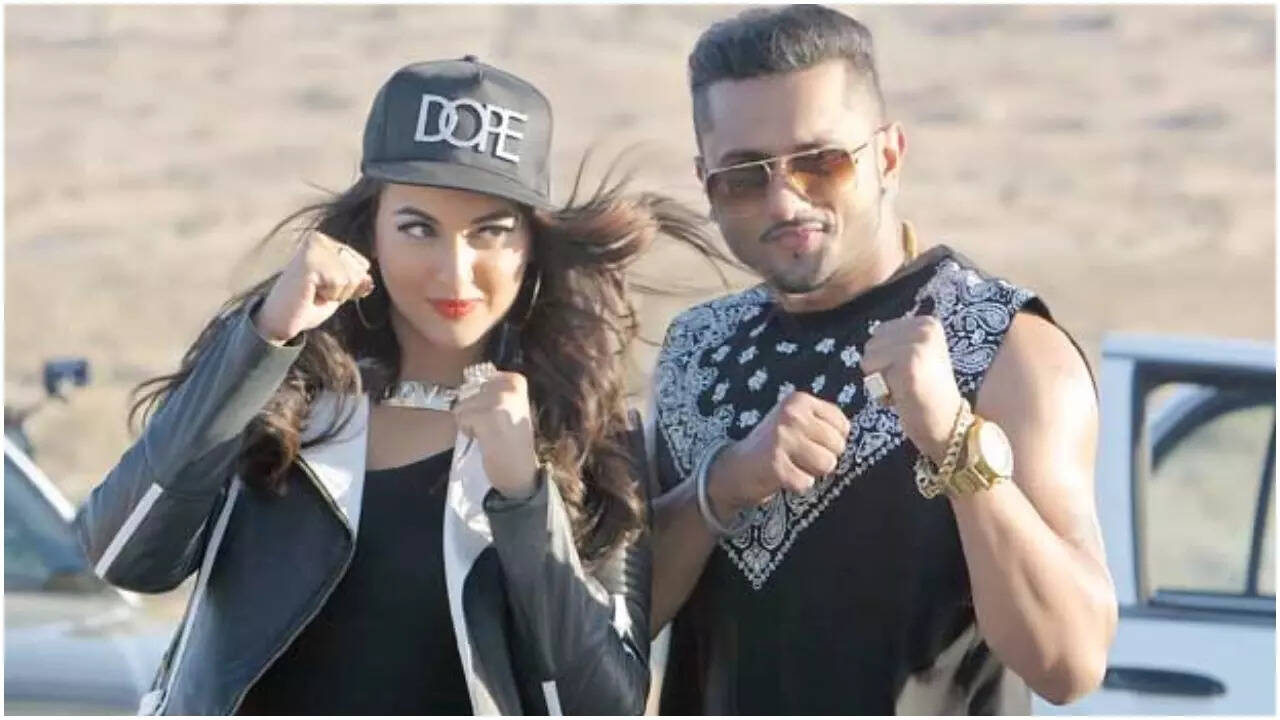 Honey Singh gives a shout out to Sonakshi at concert