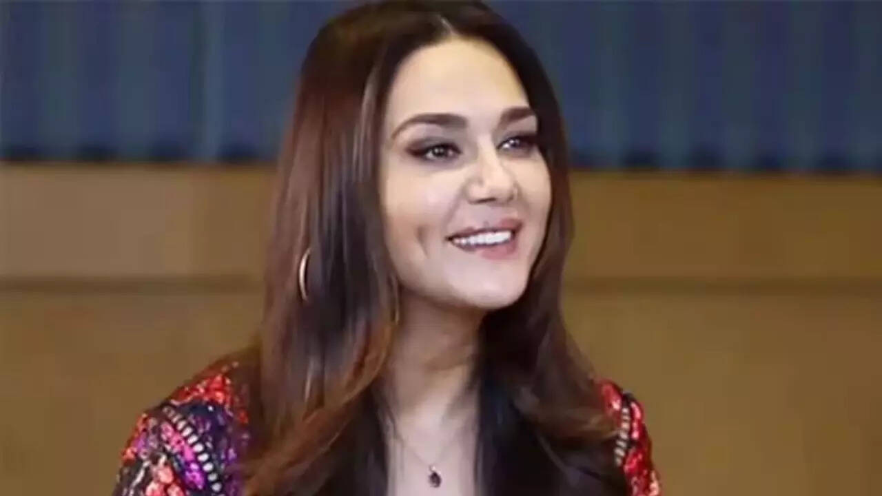 Preity’s fun reply to choosing between SRK and Saif