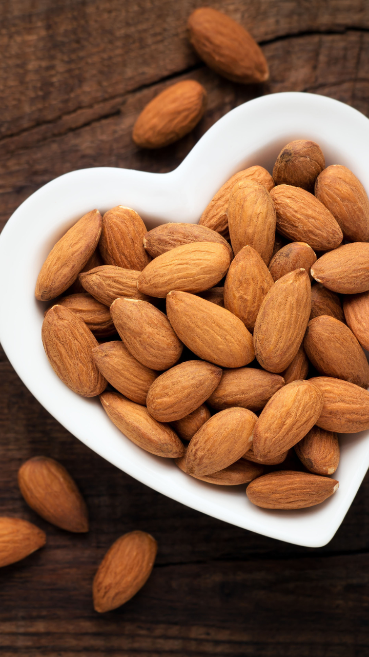 All the nutrients you can get from 100 grams of almond