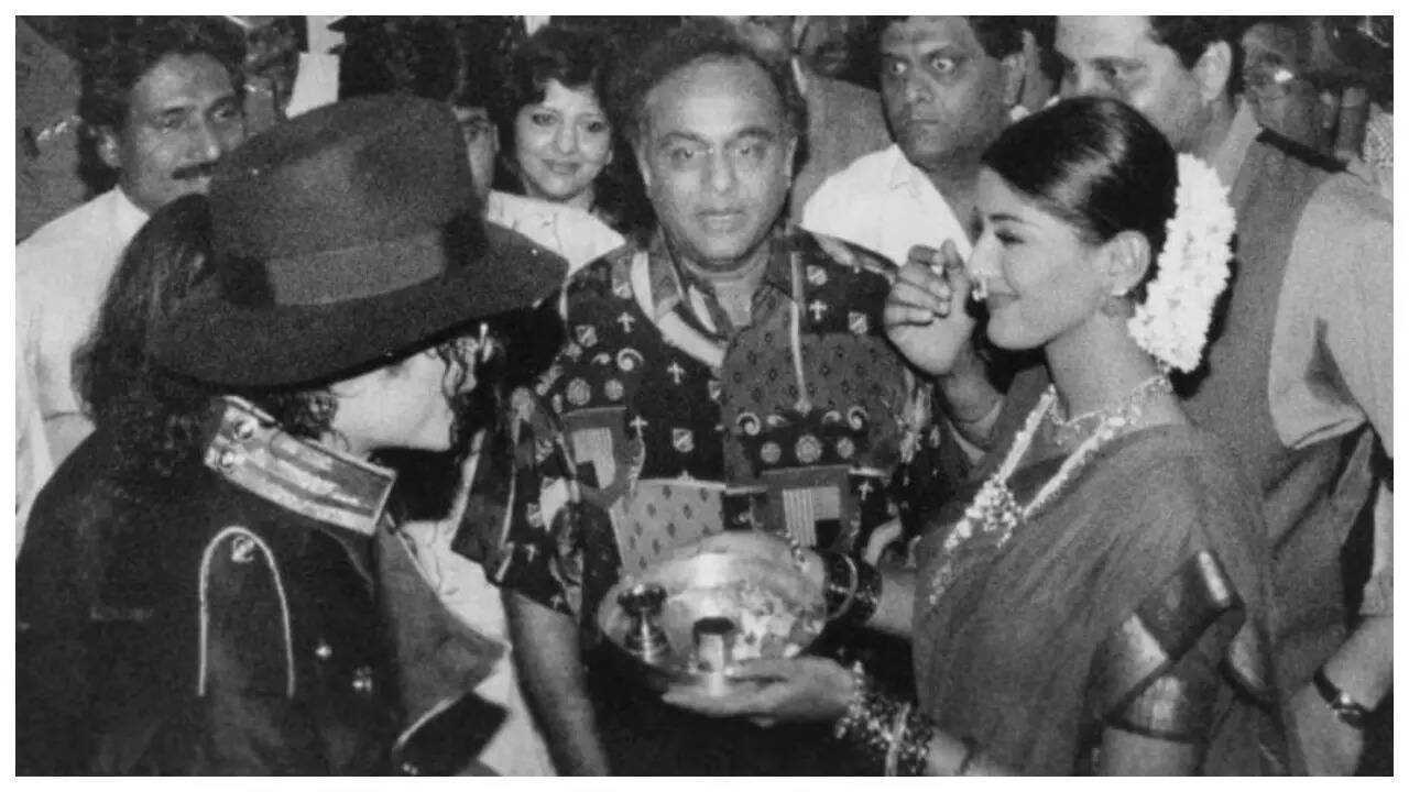When Sonali and Raj Thackeray greeted MJ in India