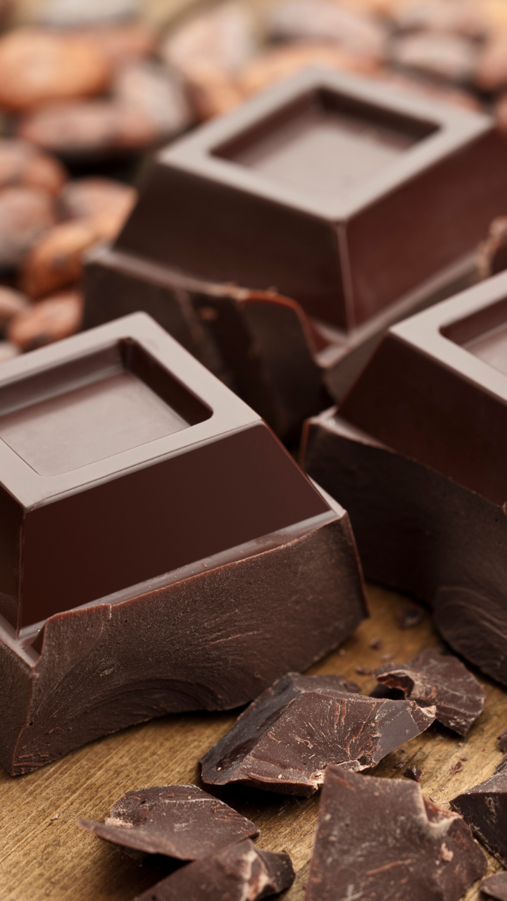 9 health benefits of dark chocolate (and the right time to eat)