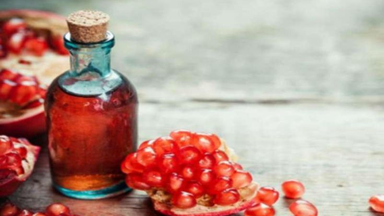 Apply pomegranate juice and oil on face