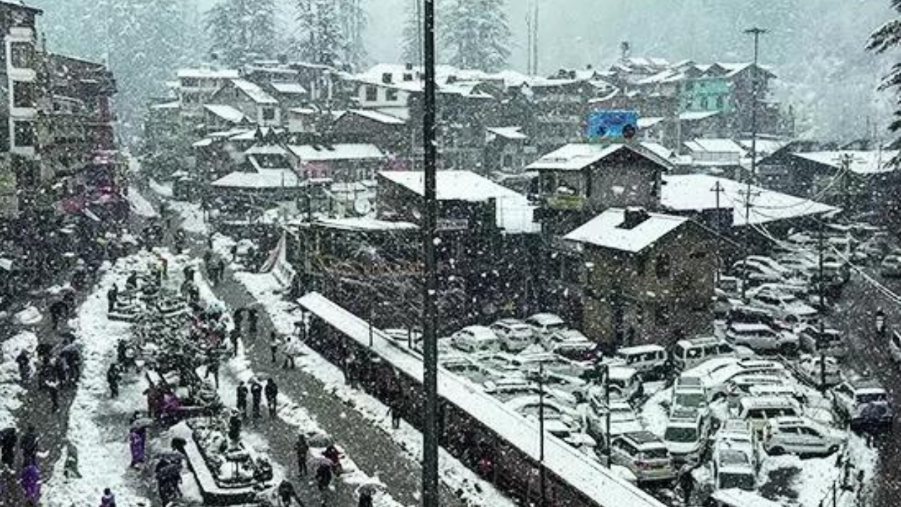 Fresh snowfall, rain disrupt life in Himachal districts; boards put off