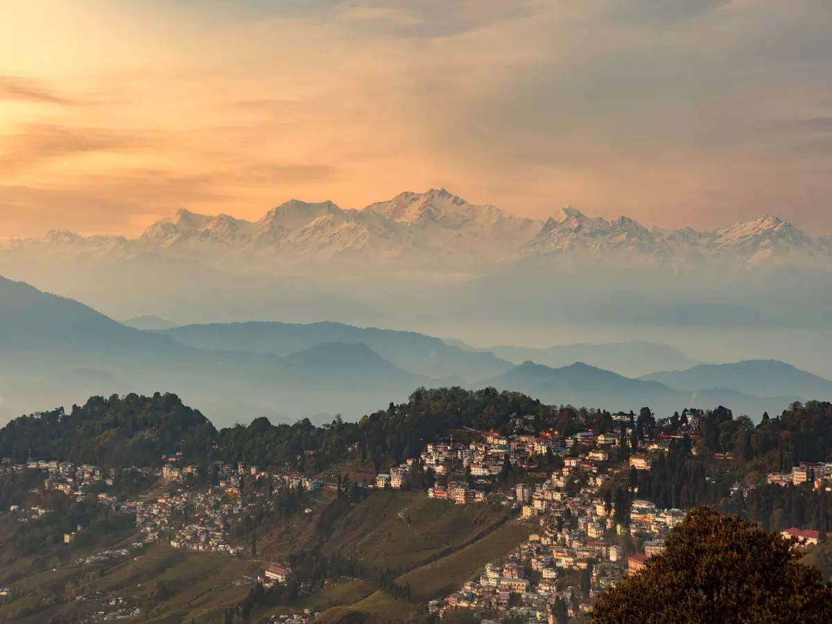 Why do smart travellers visit Darjeeling in March?