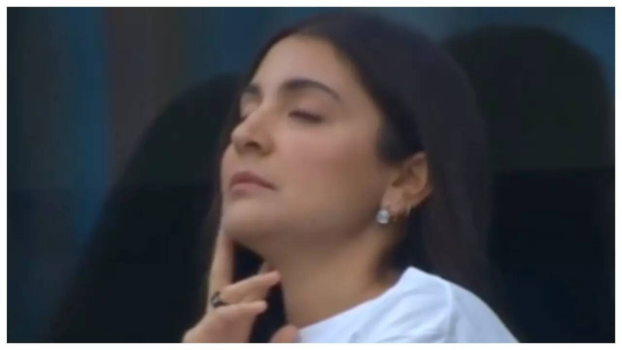 Anushka takes a quick nap during match; fans REACT