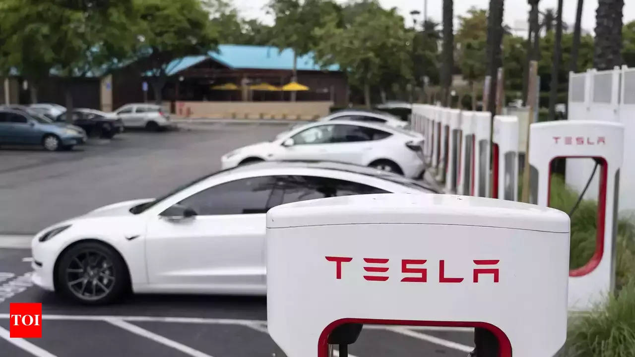 The Headlines – Tesla all set for Indian roads: First showroom to open in Mumbai