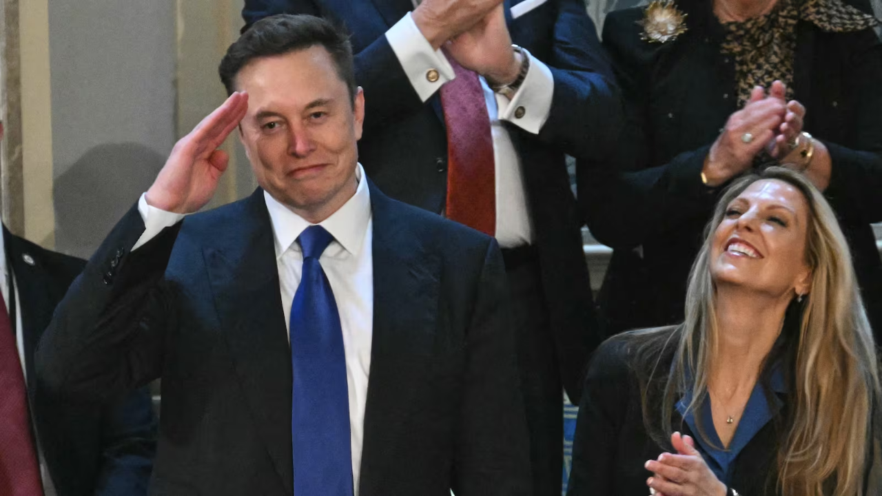 Internet obsessed with ‘mystery woman’ beside Elon Musk — And it’s not what you think