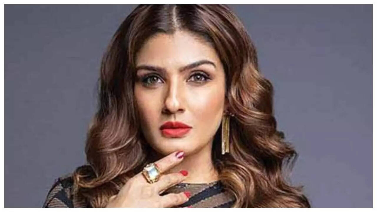 Raveena Tandon gifts earrings to paparazzo at airport