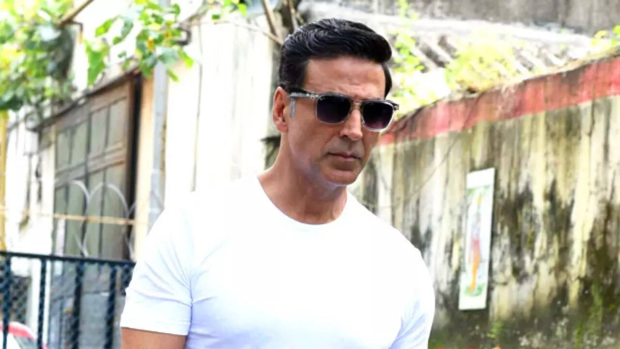 Akshay reacts to stars coming late to sets
