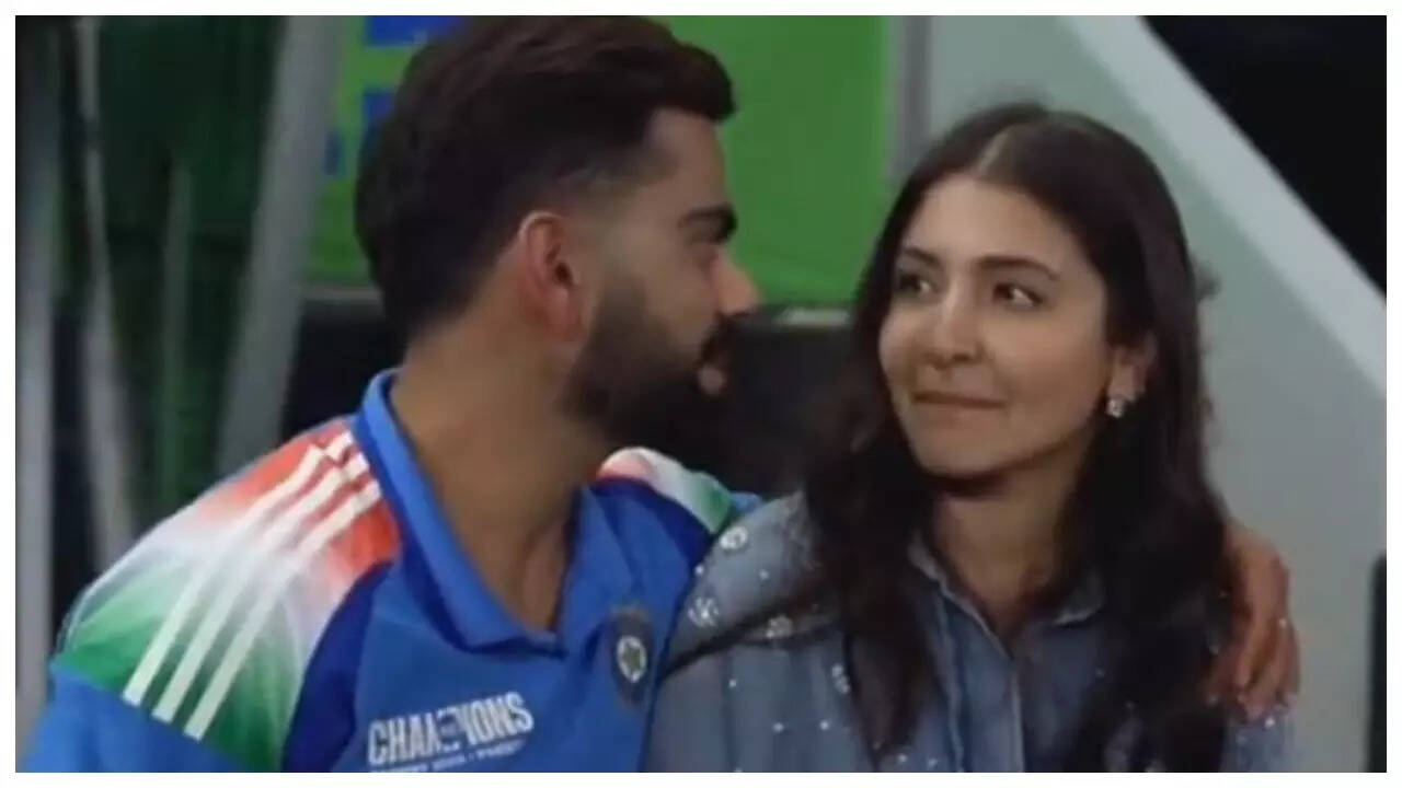 Virat-Anushka's PDA wins over fans - WATCH
