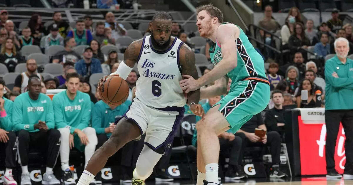 LeBron James and Jakob Poeltl