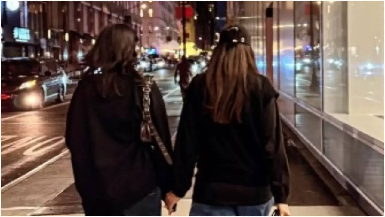 Karisma shares rare pic with Samaira on her 20th b'day