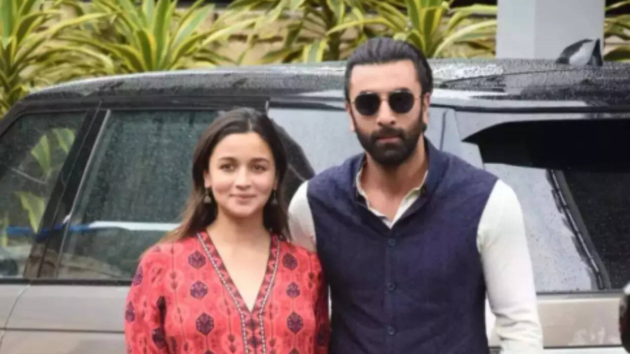 Alia -Ranbir cut short Holi celebration to mourn Deb's demise