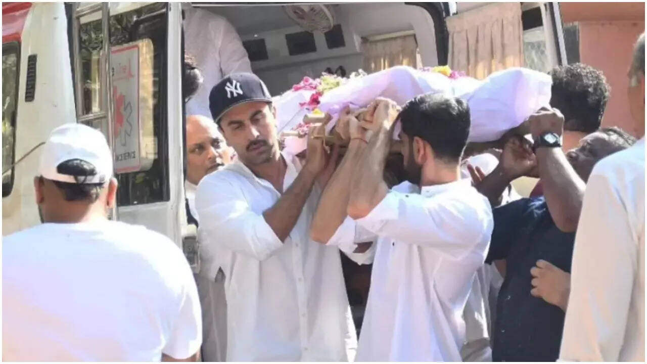 Ranbir carries Deb Mukherjee's mortal remains at funeral