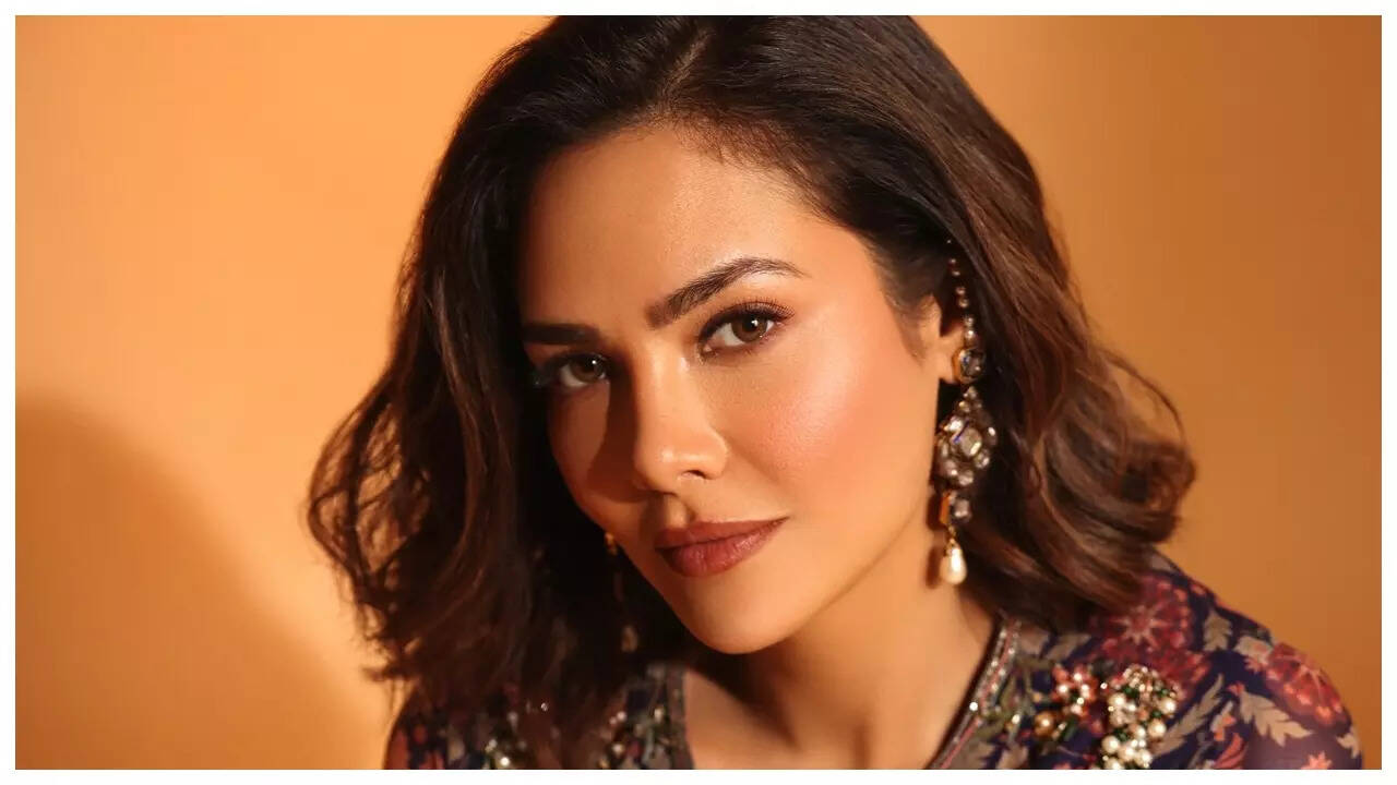 Esha Gupta called Virat Kohli and Rohit Sharma 'maniacs'?