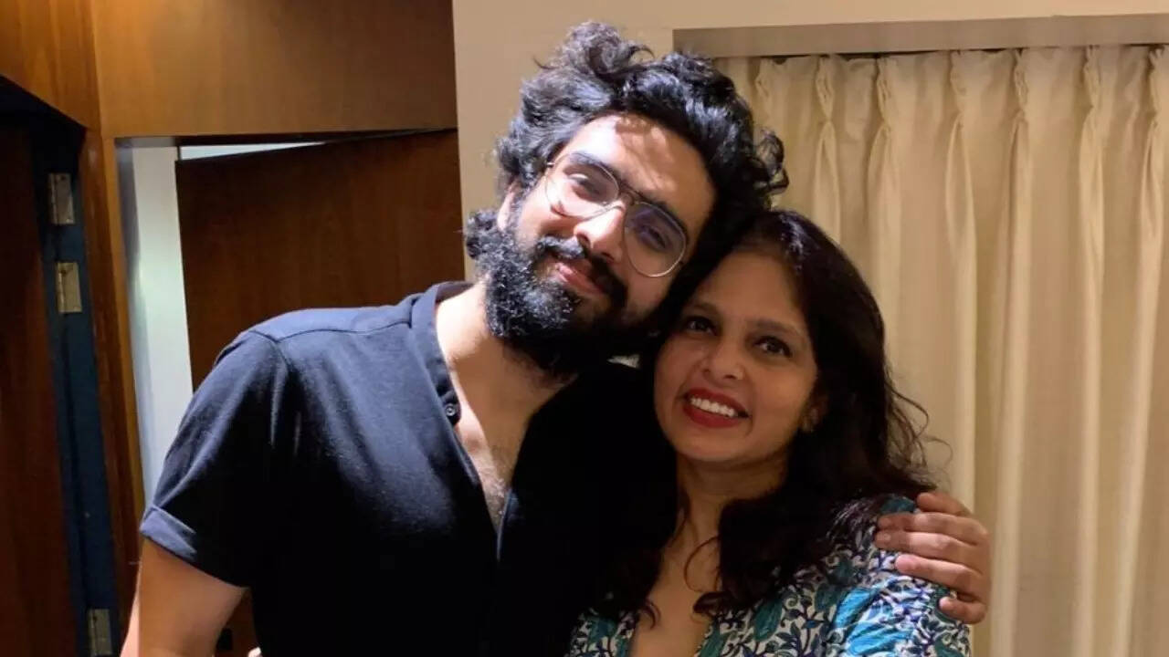 Amaal Mallik's mother Jyothi reacts to his shocking post