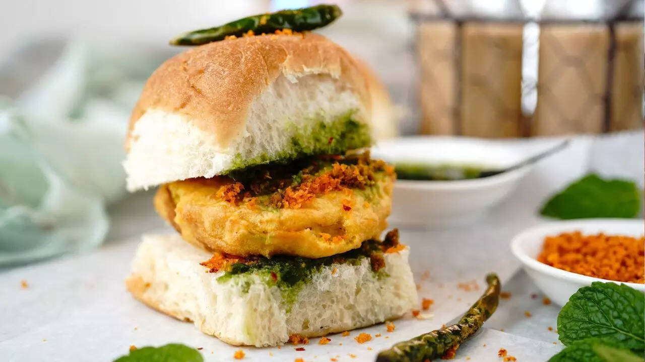 Vada Pav ( Credits: Canva)