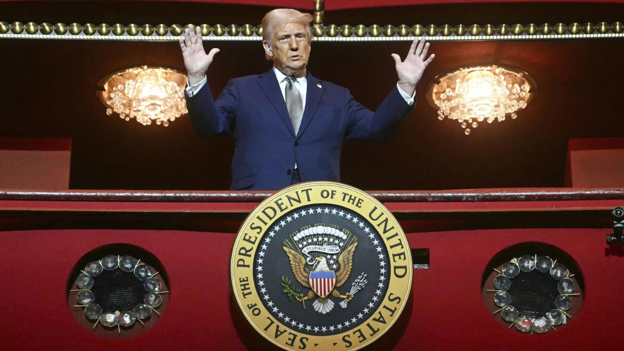 Kennedy center worker strips in a monologue against Trump, fired