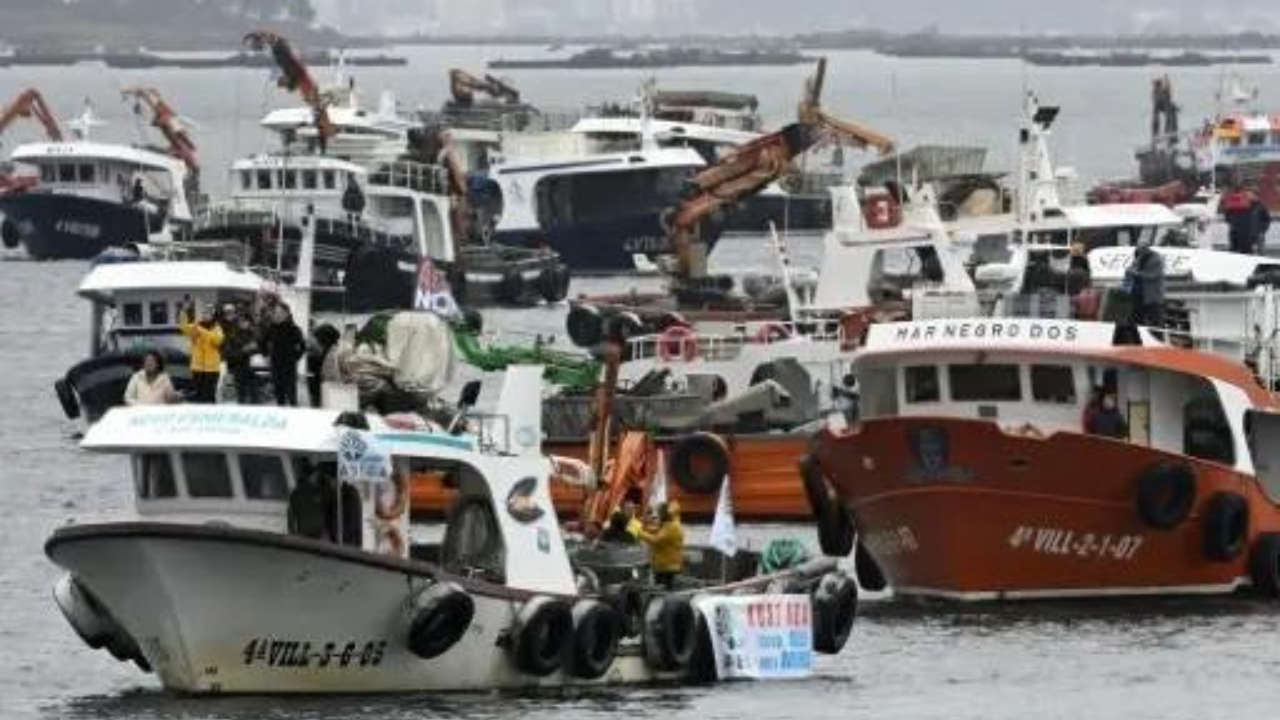 'Surf and turf' protest in Spain against factory, mine