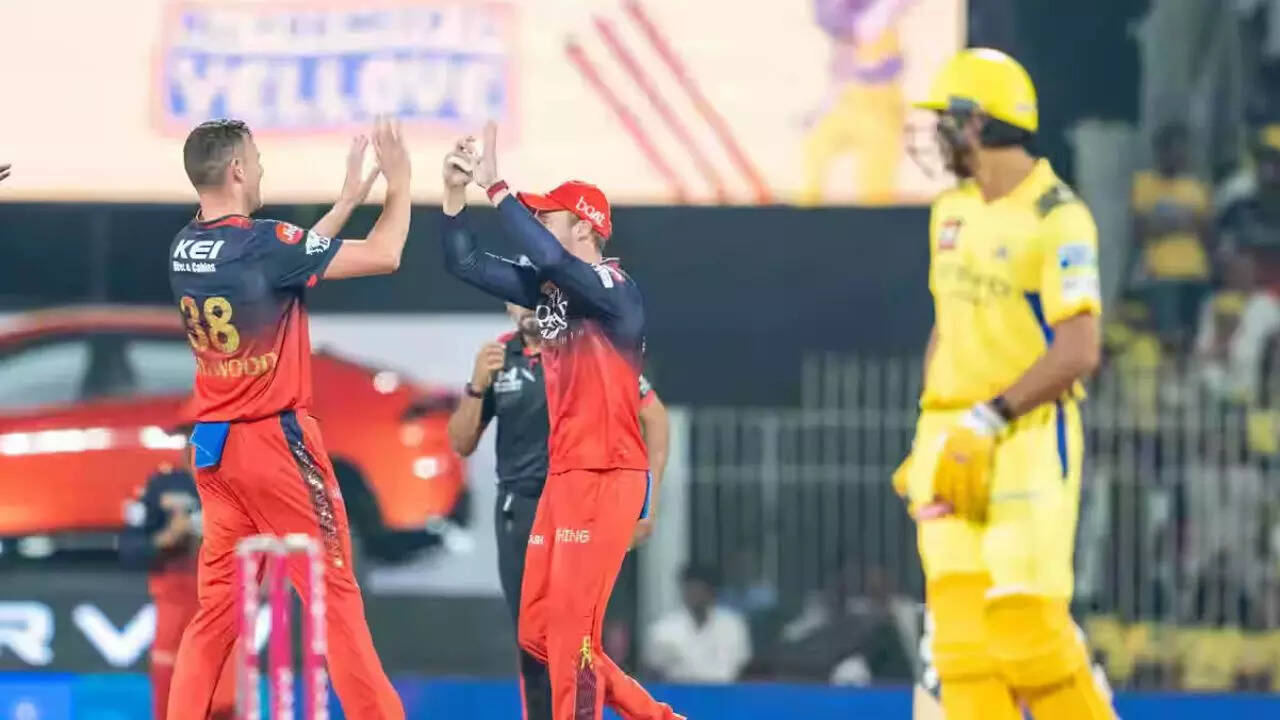 CSK vs RCB Live: Chepauk goes silent as CSK stumble; Dhoni yet to bat