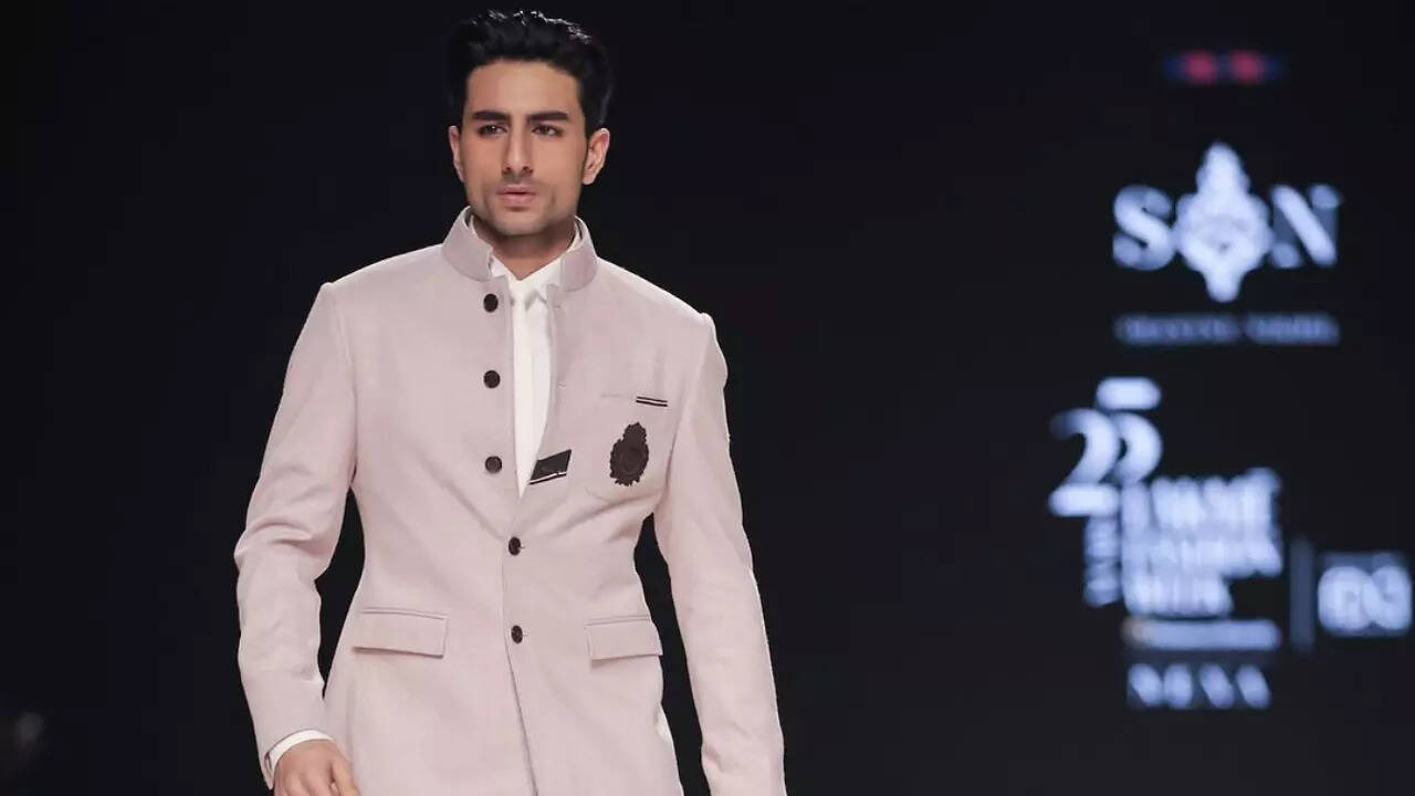 Ibrahim Ali Khan's Nawabi style on the ramp is quite a hit!