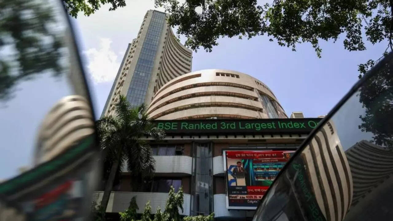 The Headlines – Hong Kong tops India in share sales, 1st time since 2021