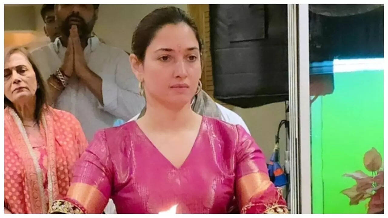 Tamannaah hosts Mata Ki Chowki; dances with Rasha