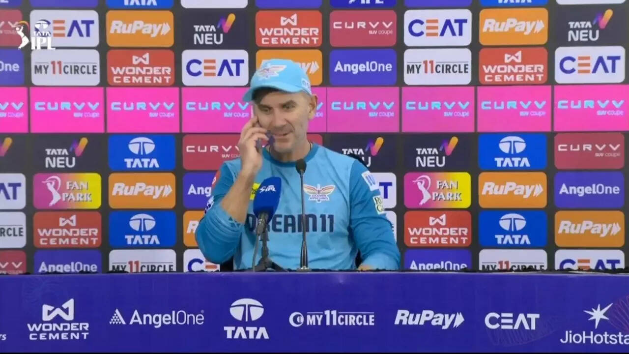 Video: LSG coach Langer answers reporters' mother's phone at 12:08am!