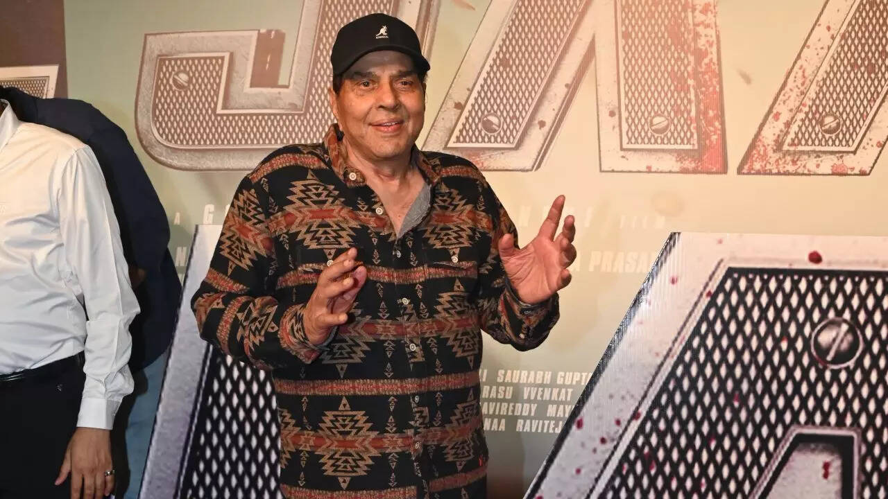 Dharmendra shows off his dance moves at Jaat premiere