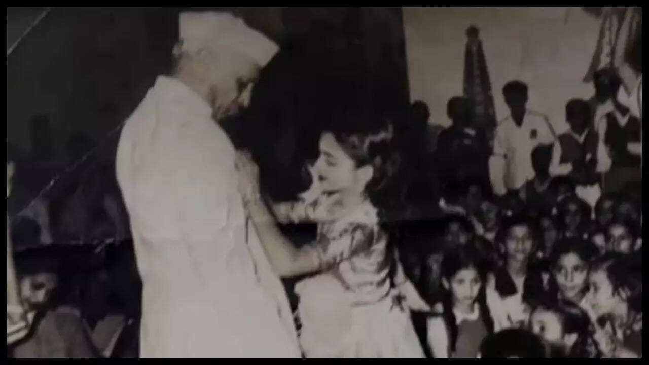 When young Sharmila pinned a rose on former PM Nehru's jacket