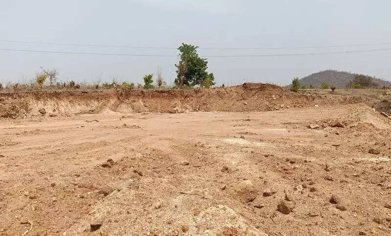 Villagers complain to CO over illegal occupation of pond in Chatra’s village