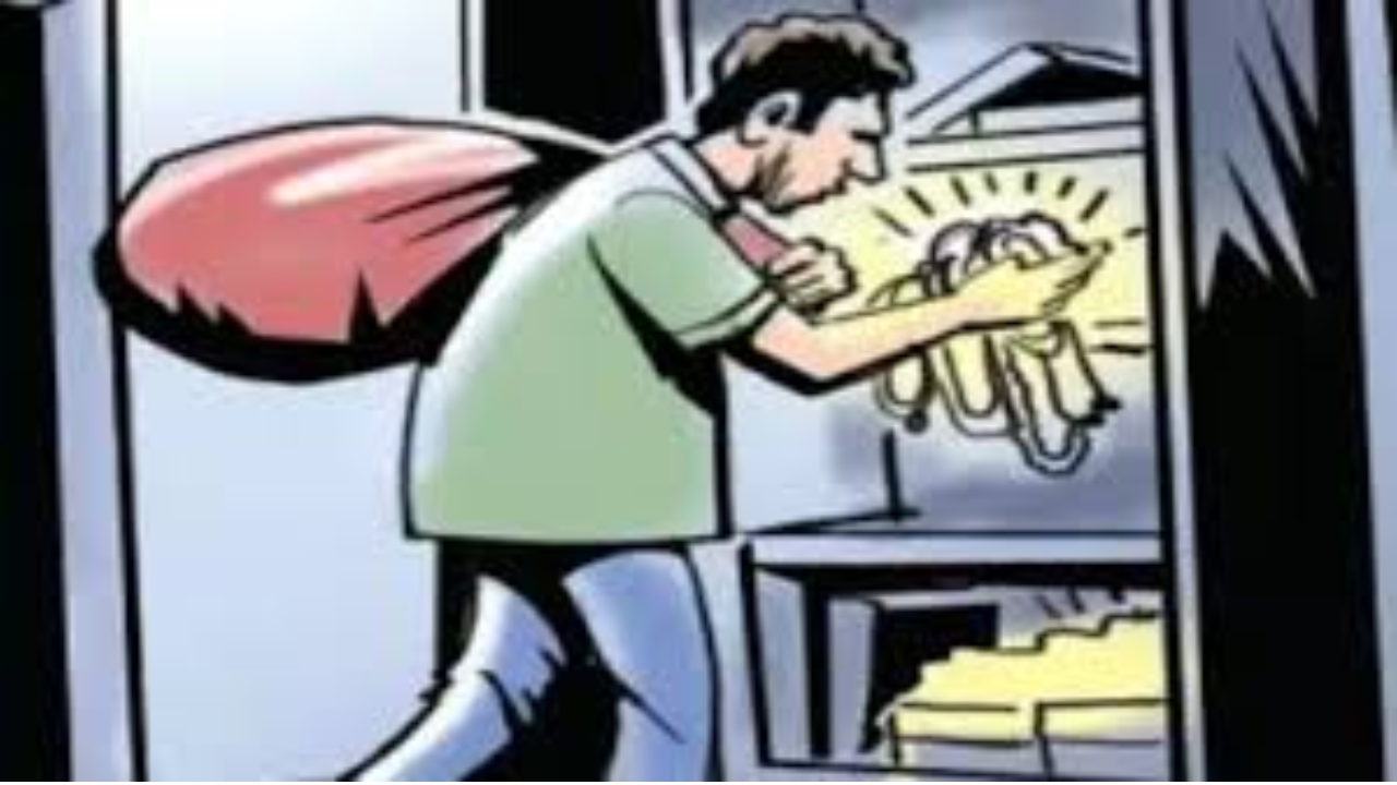 Jewellery worth 4 lakh burgled from shop