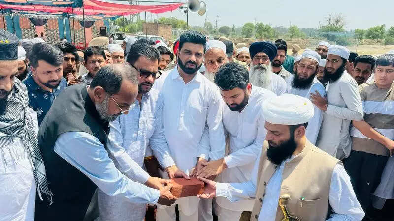 Work on mosque becomes message of amity