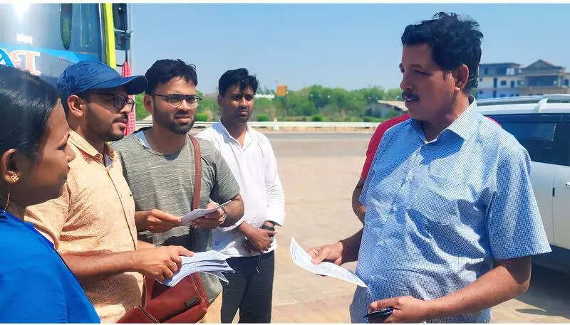 Jobless teachers hold torch rally in Kol, distribute leaflets during bus trip to Del for Jantar Mantar stir