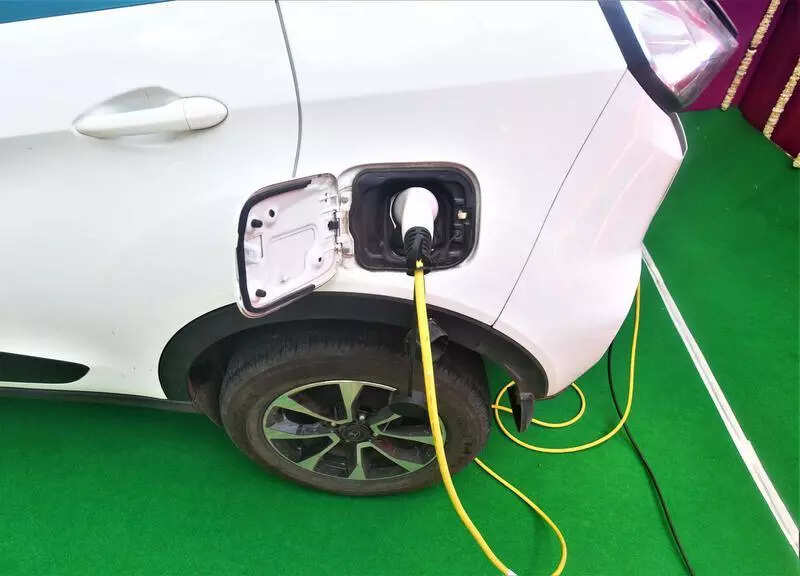 ‘Lazeez gali’, EV charging point in Husainabad soon