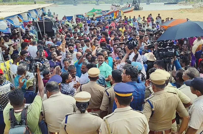 Tension at Muthalapozhi as fishermen block estuary opening