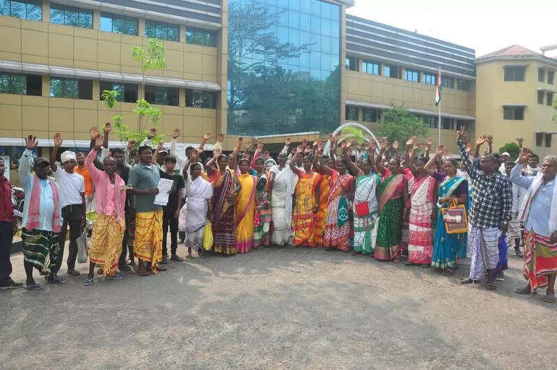 Ghatsila’s 118 tribal families protest village chiefs’ orders for social boycott