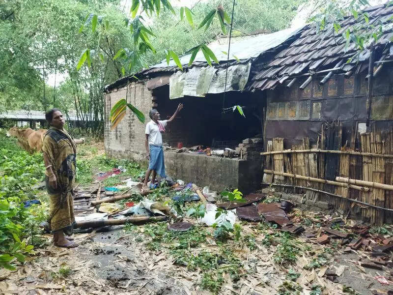 3rd accused held for father-son murders; Suti, Shamsherganj ICs removed