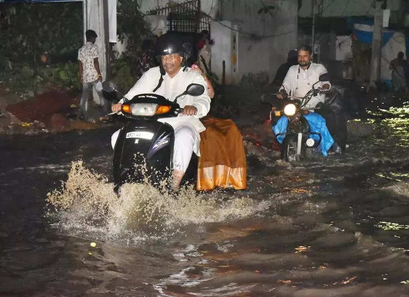 Heavy rain hits Hyd, causes flooded roads and traffic snarls