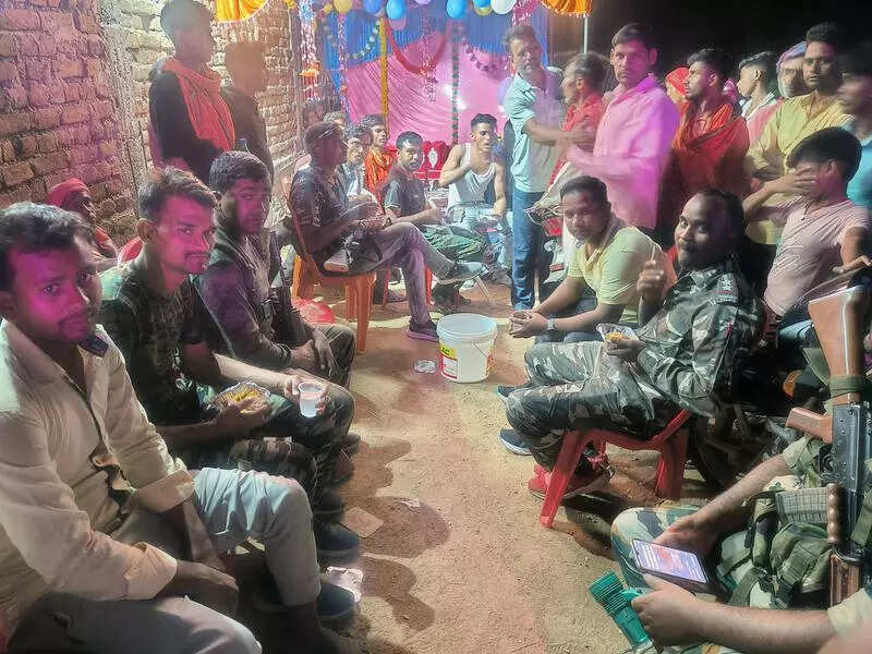 Groom flees after tiff at wedding in Chatra, cop brings him back